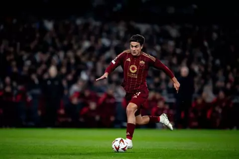 ديبالا يقود روما لفوز ثمين على ساسولو ويشعل سباق الصدارة مع نابولي